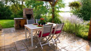 foyer extérieur au bois sur patio