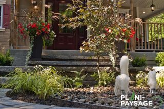 Aménagement d'un jardin en façade avec fontaines