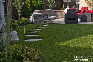 coin repos exterieur avec jardin d'eau et foyer