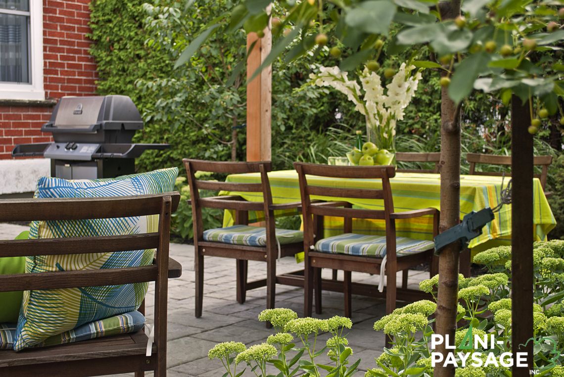 repas extérieur dans un jardin de ville