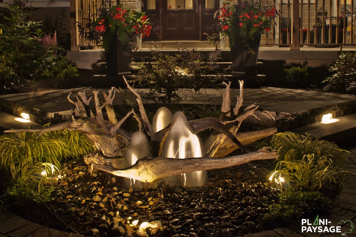 Fontaine en façade avec éclairage