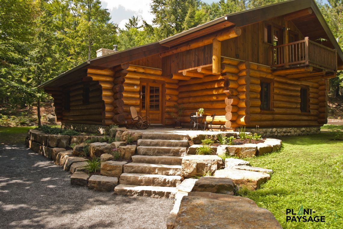 Aménagement paysager d'une maison en bois rond