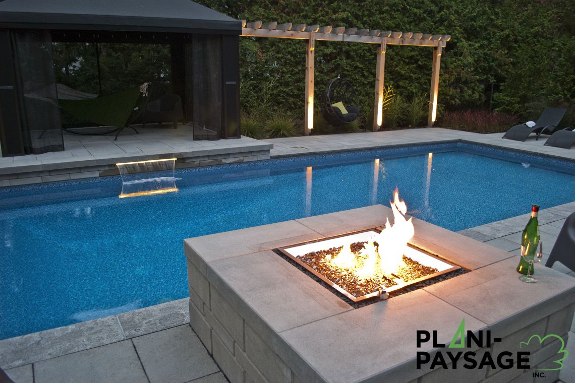 Foyer extérieur sur le bord de la piscine