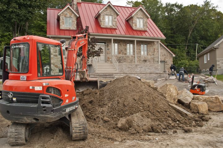 Aménagement d’une façade en pente pendant travaux